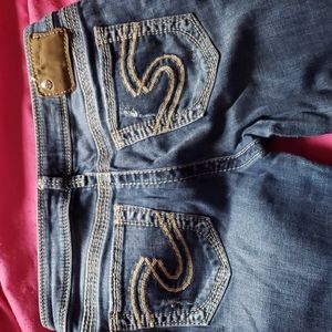 Super cute silver jeans!